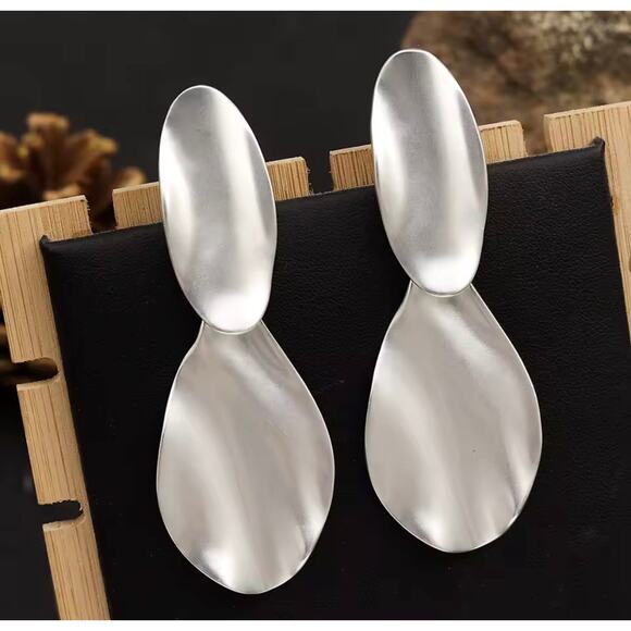 Clip on 3" Xlarge matte silver round edge large dangle wavy earrings - Picture 3 of 4